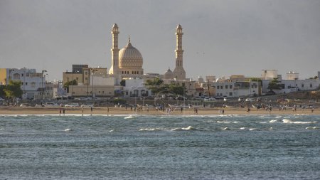 Téléchargez les photos : La mosquée et la côte de la ville de Sur, Oman - en image libre de droit