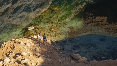 Téléchargez les photos : Bimah Sinkhole à Oman, Moyen-Orient - en image libre de droit