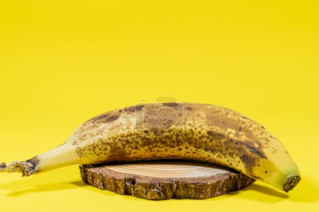 Foto de Plátano maduro sobre un fondo amarillo - Imagen libre de derechos