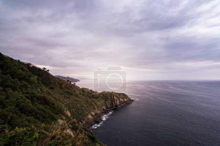 Téléchargez les photos : Sunset on the cliffs of Donosti, Camino de Santiago, Camino del Norte, Donosti, San Sebastian, Spain - en image libre de droit