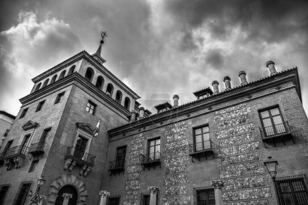 Foto de The House of the Seven Chimneys contains an old legend known in the city of Madrid since the 16th century and that speaks of a crime and a ghost. - Imagen libre de derechos