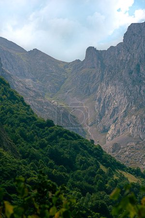 Foto de La ciudad de Bulnes está encerrada entre hermosas montañas, Bulnes, Asturias, España - Imagen libre de derechos