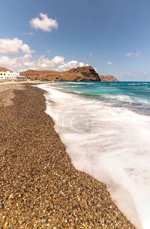 Téléchargez les photos : Plage de Las Negras. Cette plage est très caractéristique pour le grand nombre de pierres de couleur sombre. Cabo de Gata, Almeria. - en image libre de droit