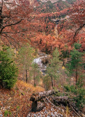 Die Magie der herbstlichen Landschaft des Monte Perdido, der Arripa-Wasserfall, liegt im Arazas-Tal, im Nationalpark Ordesa y Monte Perdido.