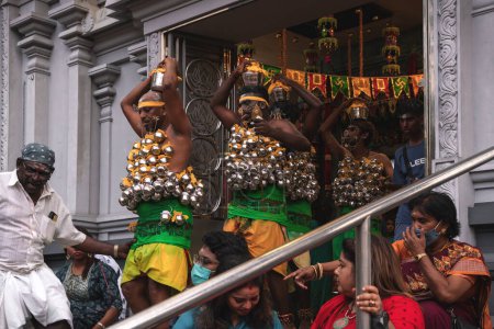 Téléchargez les photos : Georgetown, Penang, Malaisie - février 05, 2023 : Les dévots hindous sortent du temple Arulmigu Sree Ganeshar au festival Thaipusam - en image libre de droit