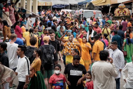 Téléchargez les photos : Georgetown, Penang, Malaisie - 05 février 2023 : Les dévots hindous marchent à travers la foule devant le temple Arulmigu Sree Ganeshar au festival Thaipusam - en image libre de droit