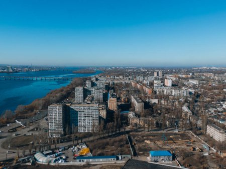 Téléchargez les photos : Vue du dessus de la rive gauche. District de Solnechny, Dnipro, Ukraine. Maisons résidentielles, coin nuit. Vue panoramique. La ville ukrainienne avant la guerre - en image libre de droit