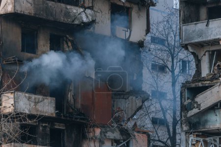 Foto de Una huelga en un edificio de gran altura en la ciudad de Zaporozhye, Ucrania. Un edificio residencial destruido por una explosión tras un ataque con misiles rusos. Consecuencias de la explosión. Casas en la ciudad durante la guerra. - Imagen libre de derechos
