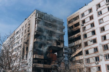 Foto de Una huelga en un edificio de gran altura en la ciudad de Zaporozhye, Ucrania. Un edificio residencial destruido por una explosión tras un ataque con misiles rusos. Consecuencias de la explosión. Casas en la ciudad durante la guerra. - Imagen libre de derechos