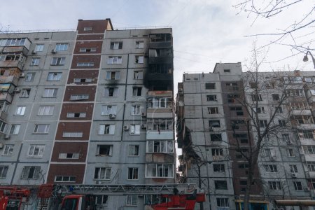 Ein Anschlag auf ein Hochhaus in der Stadt Saporoschje, Ukraine. Ein Wohnhaus, das nach einem russischen Raketenangriff durch eine Explosion zerstört wurde. Folgen der Explosion. Häuser in der Stadt während des Krieges.