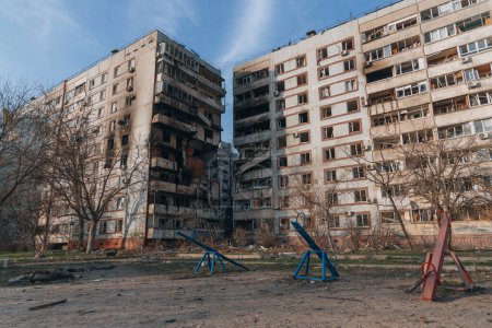 Une grève sur un immeuble de grande hauteur dans la ville de Zaporozhye, en Ukraine. Un bâtiment résidentiel détruit par une explosion à la suite d'une attaque de missiles russes. Conséquences de l'explosion. Maisons dans la ville pendant la guerre.