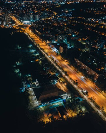 Téléchargez les photos : Vue aérienne de nuit de la ville de Dnipro, Ukraine. Côté gauche de la ville. Partie centrale de la ville. - en image libre de droit