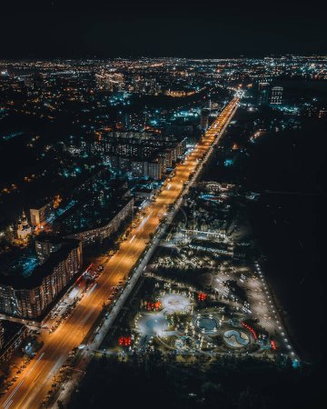Téléchargez les photos : Vue aérienne de nuit de la ville de Dnipro, Ukraine. Côté gauche de la ville. Partie centrale de la ville. - en image libre de droit