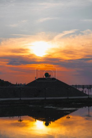 Téléchargez les photos : Vue panoramique de la ville de Dnipro pendant le coucher ou le lever du soleil. Coucher de soleil incroyable sur la rivière Dnipro avec vue sur le centre historique. Des jours chauds. image de fond. Ville ukrainienne. - en image libre de droit