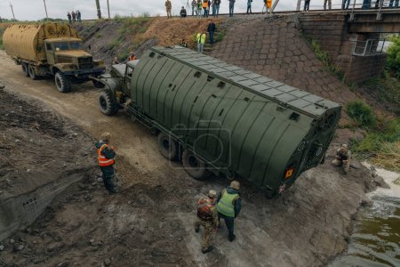 Téléchargez les photos : Pont de Ponton de l'armée ukrainienne. Installation d'un passage temporaire près du pont détruit. Soldats collectionnent ponton ferry. DNIPRO, Nikopol 26 mai 2020 - en image libre de droit