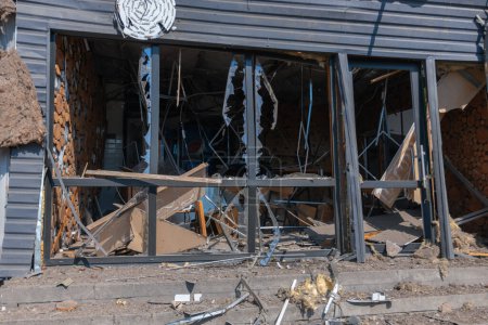 Téléchargez les photos : Les conséquences d'une frappe russe sur les installations civiles pacifiques de la ville de Dnipro ont détruit des kiosques près de la gare routière. Verre cassé, propriété endommagée. DNIPRO, UKRAINE 24 août 2023. - en image libre de droit