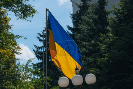Foto de La bandera de Ucrania es un gran símbolo nacional. Día de la Constitución de la Independencia, Fiesta Nacional. Primer plano con la bandera de Ucrania. - Imagen libre de derechos