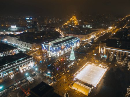 Téléchargez les photos : Nouvel An dans la ville de Dnipro, en Ukraine. Un magnifique sapin de Noël dans le centre-ville Photographie de drone. Centre de la ville. annulation de vacances - en image libre de droit