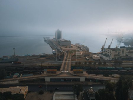 Foto de Hotel Odessa y terminal de cruceros en el puerto de Odessa. Vista desde las Escaleras Potemkin. Vista desde un dron. panorama del puerto y faro, buque de carga. - Imagen libre de derechos