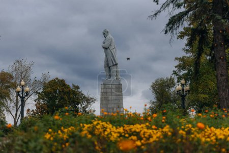 Foto de Monumento a Taras Shevchenko, poeta ucraniano, escritor, artista, figura pública y política, así como folclorista y etnógrafo Taras Shevchenko.Foto nocturna, estrellas. DNIPRO, UCRANIA Octubre 8,2023 - Imagen libre de derechos