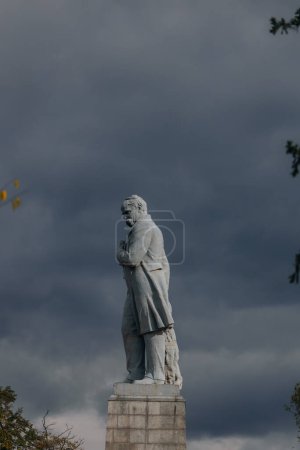 Foto de Monumento a Taras Shevchenko, poeta ucraniano, escritor, artista, figura pública y política, así como folclorista y etnógrafo Taras Shevchenko.Foto nocturna, estrellas. DNIPRO, UCRANIA Octubre 8,2023 - Imagen libre de derechos