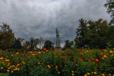 Téléchargez les photos : Monument à Taras Chevtchenko, poète ukrainien, écrivain, artiste, personnalité publique et politique, ainsi que folkloriste et ethnographe Taras Chevtchenko. DNIPRO, UKRAINE 8 octobre 2023 - en image libre de droit