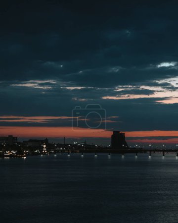 Téléchargez les photos : Vue sur la ville Dniepr lors d'un magnifique coucher de soleil ou lever de soleil. Des journées chaudes en ville. Vue intéressante. Ville ukrainienne en 2023. Beau ciel. - en image libre de droit