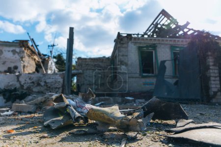 Téléchargez les photos : Guerre 2023. L'agression russe et l'invasion militaire de l'Ukraine. Des maisons détruites après des missiles et des frappes aériennes. Les maisons des civils de la ville de Dnipro ont été bombardées - en image libre de droit