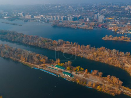 Téléchargez les photos : Vue d'automne d'en haut de la ville de Dnipro. River. Rive droite. Jours chauds. - en image libre de droit