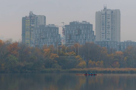 Téléchargez les photos : Dnipro est une ville à la jonction du centre, à l'est et au sud de l'Ukraine, le centre administratif de la région de Dnepropetrovsk. Vue panoramique de la rive droite de la ville - en image libre de droit