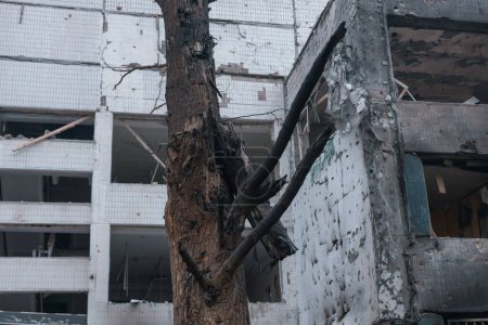 Téléchargez les photos : Destruction d'une maternité après avoir été touchée par un missile balistique pendant la guerre en Ukraine et en Russie. La guerre. L'institution médicale. Frappe directe sur le bâtiment - en image libre de droit