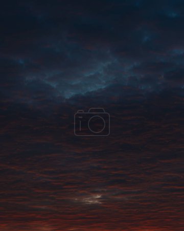 Téléchargez les photos : Vue panoramique de la ville de Dnipro pendant le coucher ou le lever du soleil. Coucher de soleil incroyable sur la rivière Dnipro avec vue sur le centre historique. Coucher de soleil d'hiver. Ville du soir. - en image libre de droit