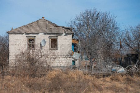 Conséquences d'une explosion de fusée sur une maison privée. Guerre en Ukraine. Restes d'une maison privée dans la ville de Dnipro. Conséquences du bombardement de villes ukrainiennes pacifiques par l'armée russe.