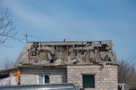 Folgen einer Raketenexplosion auf ein Privathaus. Krieg in der Ukraine. Überreste eines Privathauses in der Stadt Dnipro. Folgen des Beschusses friedlicher ukrainischer Städte durch die russische Armee.