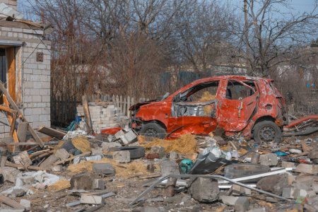 Consecuencias de la explosión de un cohete en una casa privada. Guerra en Ucrania. Restos de una casa privada en la ciudad de Dnipro. Consecuencias del bombardeo de ciudades ucranianas pacíficas por el ejército ruso.