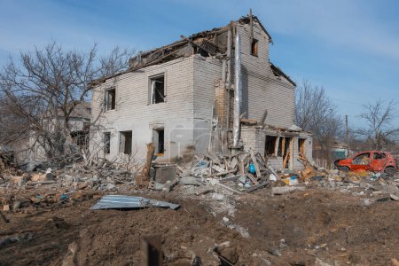 Folgen einer Raketenexplosion auf ein Privathaus. Krieg in der Ukraine. Überreste eines Privathauses in der Stadt Dnipro. Folgen des Beschusses friedlicher ukrainischer Städte durch die russische Armee.