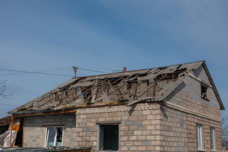 Consecuencias de la explosión de un cohete en una casa privada. Guerra en Ucrania. Restos de una casa privada en la ciudad de Dnipro. Consecuencias del bombardeo de ciudades ucranianas pacíficas por el ejército ruso.
