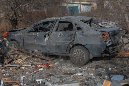 Téléchargez les photos : Une voiture endommagée après une attaque de missile sur un quartier résidentiel privé. Guerre en Ukraine, la ville de Dnipro. Putain de voiture. Concept de guerre. Fenêtres cassées. - en image libre de droit