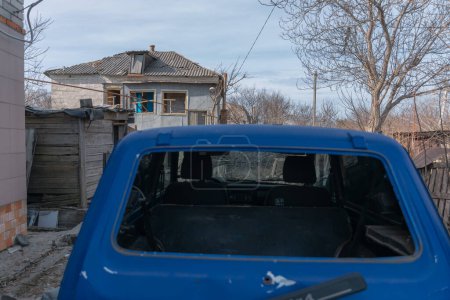 Une voiture endommagée après une attaque de missile sur un quartier résidentiel privé. Guerre en Ukraine, la ville de Dnipro. Putain de voiture. Concept de guerre. Fenêtres cassées.