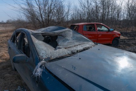 Une voiture endommagée après une attaque de missile sur un quartier résidentiel privé. Guerre en Ukraine, la ville de Dnipro. Putain de voiture. Concept de guerre. Fenêtres cassées.