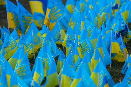 Foto de Paseo de Honor en honor de los defensores y defensoras caídos, en la ciudad de Dnepr, Ucrania. Guerra. Bandera de Ucrania. - Imagen libre de derechos