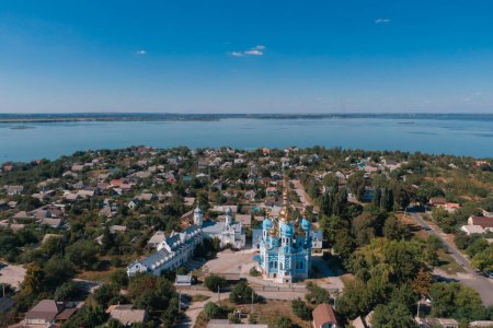 Die Heilige-Fürbitte-Kirche ist eine orthodoxe Kirche im Dorf Odinkovka, das zum Dnjepr in der Ukraine gehört. Blaue Kirche. Orthodoxe Religion.