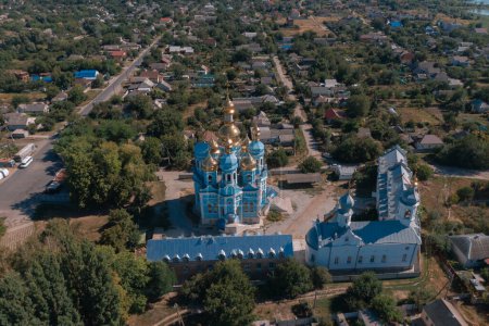 Holy Intercession Church es una iglesia ortodoxa en el pueblo de Odinkovka, que forma parte del Dniéper, Ucrania. Iglesia Azul. Religión ortodoxa.