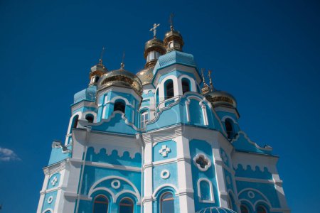 Die Heilige-Fürbitte-Kirche ist eine orthodoxe Kirche im Dorf Odinkovka, das zum Dnjepr in der Ukraine gehört. Blaue Kirche. Orthodoxe Religion.