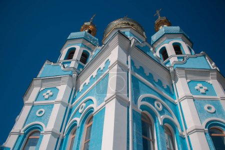 Holy Intercession Church es una iglesia ortodoxa en el pueblo de Odinkovka, que forma parte del Dniéper, Ucrania. Iglesia Azul. Religión ortodoxa.