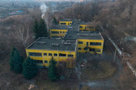 Drohnenblick auf ein zerstörtes, verlassenes Gebäude von oben. Verlassene Stadt. Stadt der Geister. Dnepr-Stadt, Ukraine