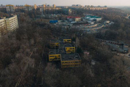 Drohnenblick auf ein zerstörtes, verlassenes Gebäude von oben. Verlassene Stadt. Stadt der Geister. Dnepr-Stadt, Ukraine