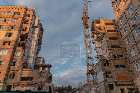 They began to dismantle parts of the building destroyed by the rocket. House. Missile strike high-rise building. Consequences of the attack on the city. Scars of war. Massive attack.