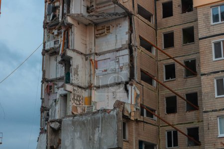 They began to dismantle parts of the building destroyed by the rocket. House. Missile strike high-rise building. Consequences of the attack on the city. Scars of war. Massive attack.