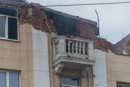 Un missile russe a frappé un bâtiment résidentiel dans la ville de Dnepr, en Ukraine. Immeuble endommagé après une attaque massive de missiles le 19 / 04 / 24. Des cicatrices de guerre. Conséquences de l'attaque